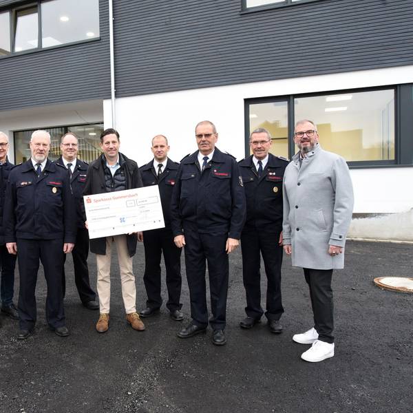 Den Scheck über 25 000 Euro überreichte Jan Schmidt-Krayer (M.) an die Feuerwehrleute.