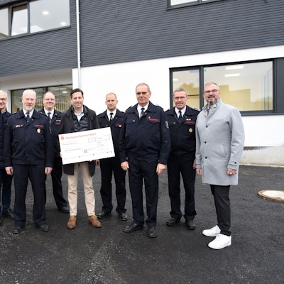 Den Scheck über 25 000 Euro überreichte Jan Schmidt-Krayer (M.) an die Feuerwehrleute.
