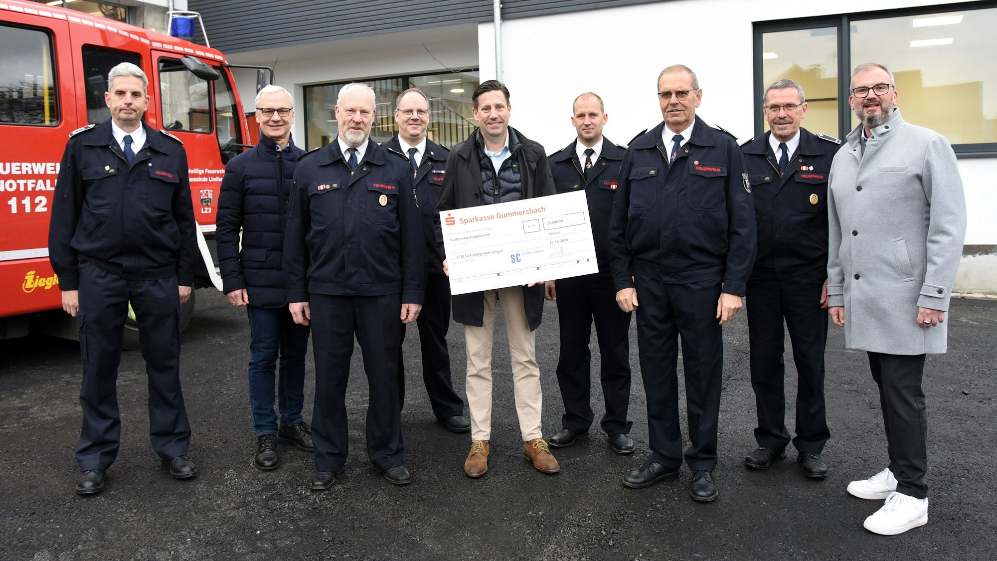 Den Scheck über 25 000 Euro überreichte Jan Schmidt-Krayer (M.) an die Feuerwehrleute.