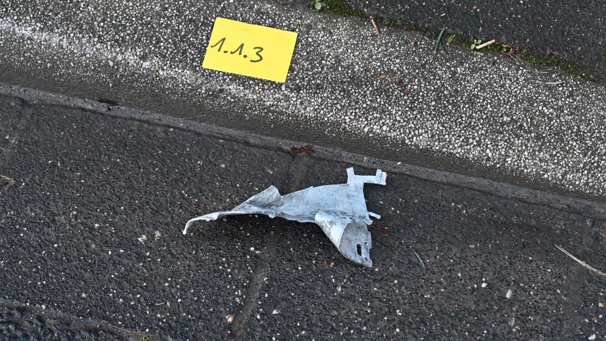 Teile des Geldautomaten flogen in Folge der Explosion rund 25 Meter weit.