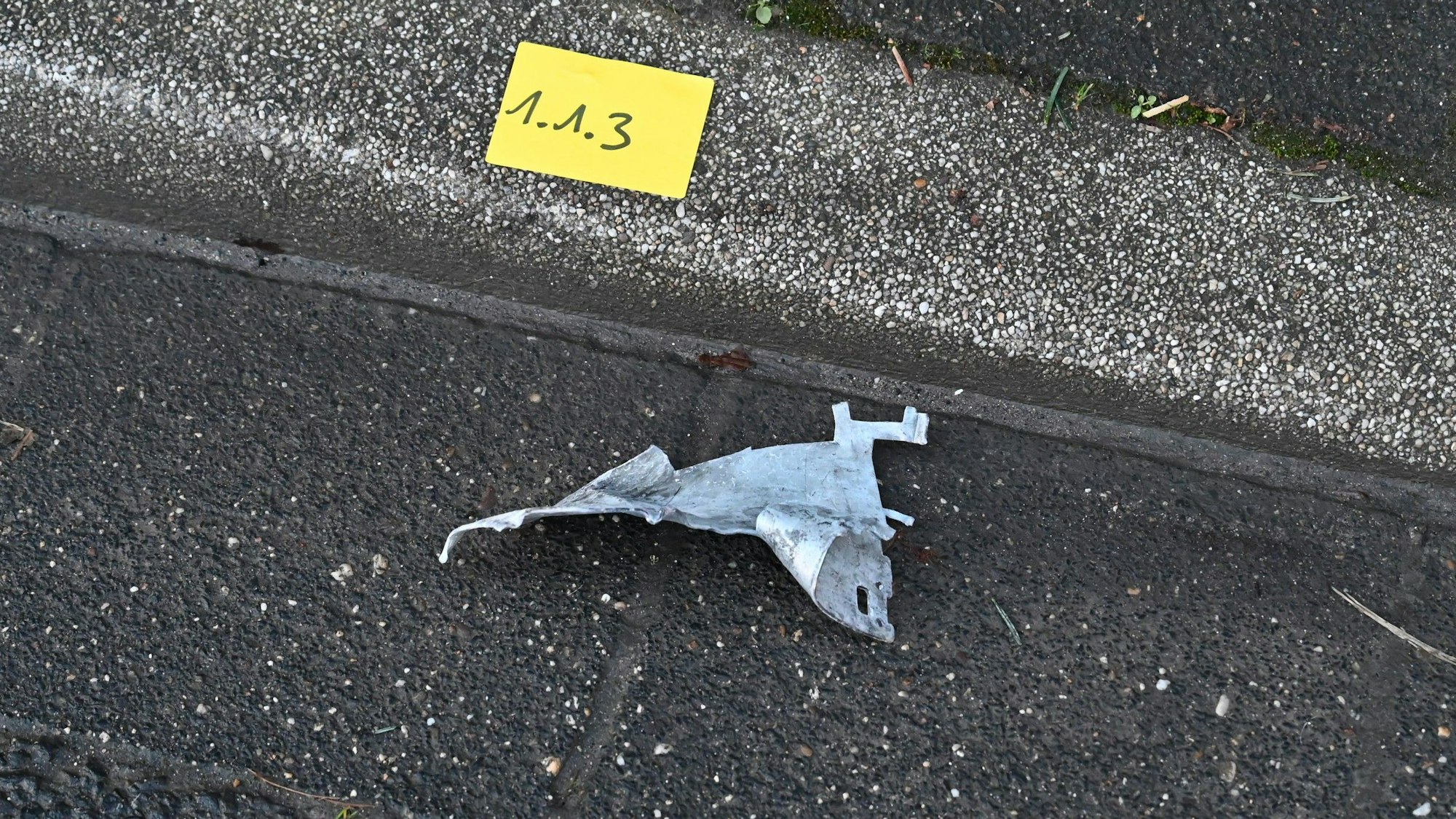 Teile des Geldautomaten flogen in Folge der Explosion rund 25 Meter weit.