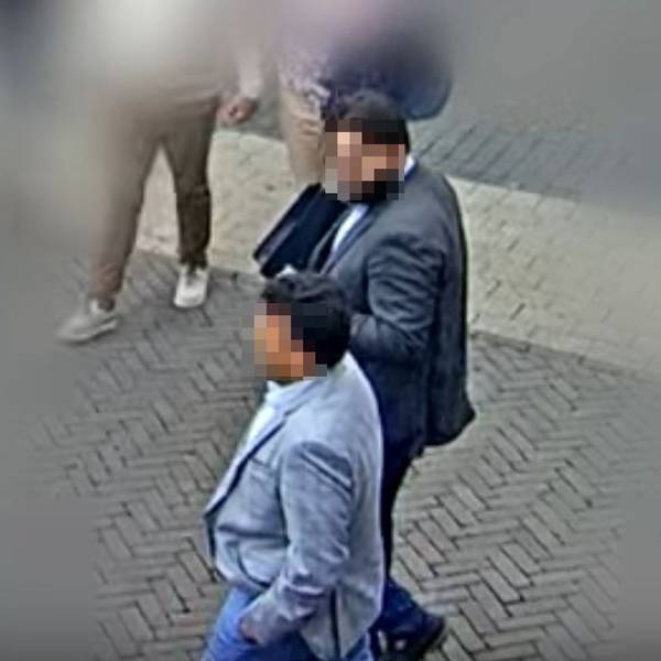 Auf dem Foto aus einer Überwachungskamera sind zwei Männer in Anzügen zu sehen. Ihre Gesichter wurden nachträglich gepixelt.