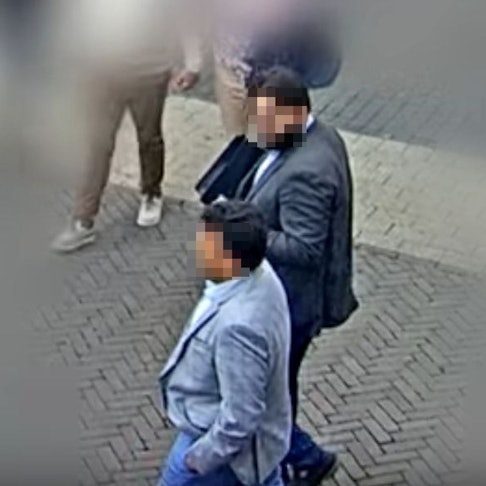 Auf dem Foto aus einer Überwachungskamera sind zwei Männer in Anzügen zu sehen. Ihre Gesichter wurden nachträglich gepixelt.