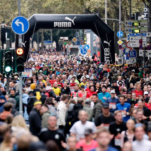 Teilnehmer beim 26. Generali Köln Marathon 2024 laufen über die Kölner Innenstadt.