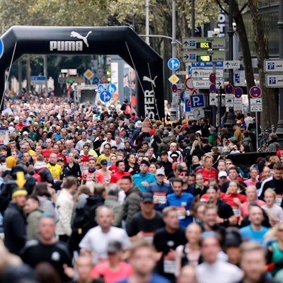 Teilnehmer beim 26. Generali Köln Marathon 2024 laufen über die Kölner Innenstadt.