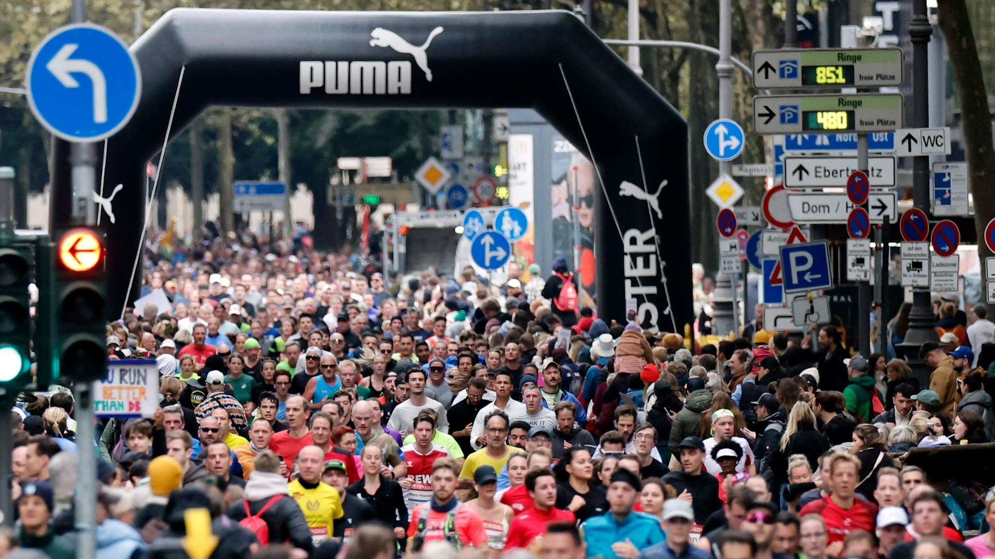 Teilnehmer beim 26. Generali Köln Marathon 2024 laufen über die Kölner Innenstadt.