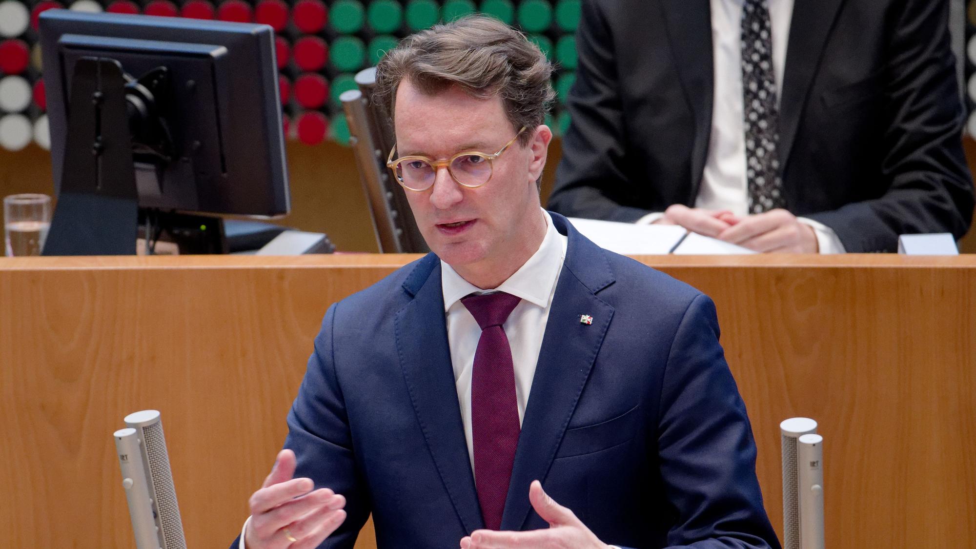 Hendrik Wüst (CDU), Ministerpräsident von Nordrhein-Westfalen, spricht bei der Plenarsitzung des Landtags von Nordrhein-Westfalen zur dritten Lesung des Haushaltsgesetzes für 2025.
