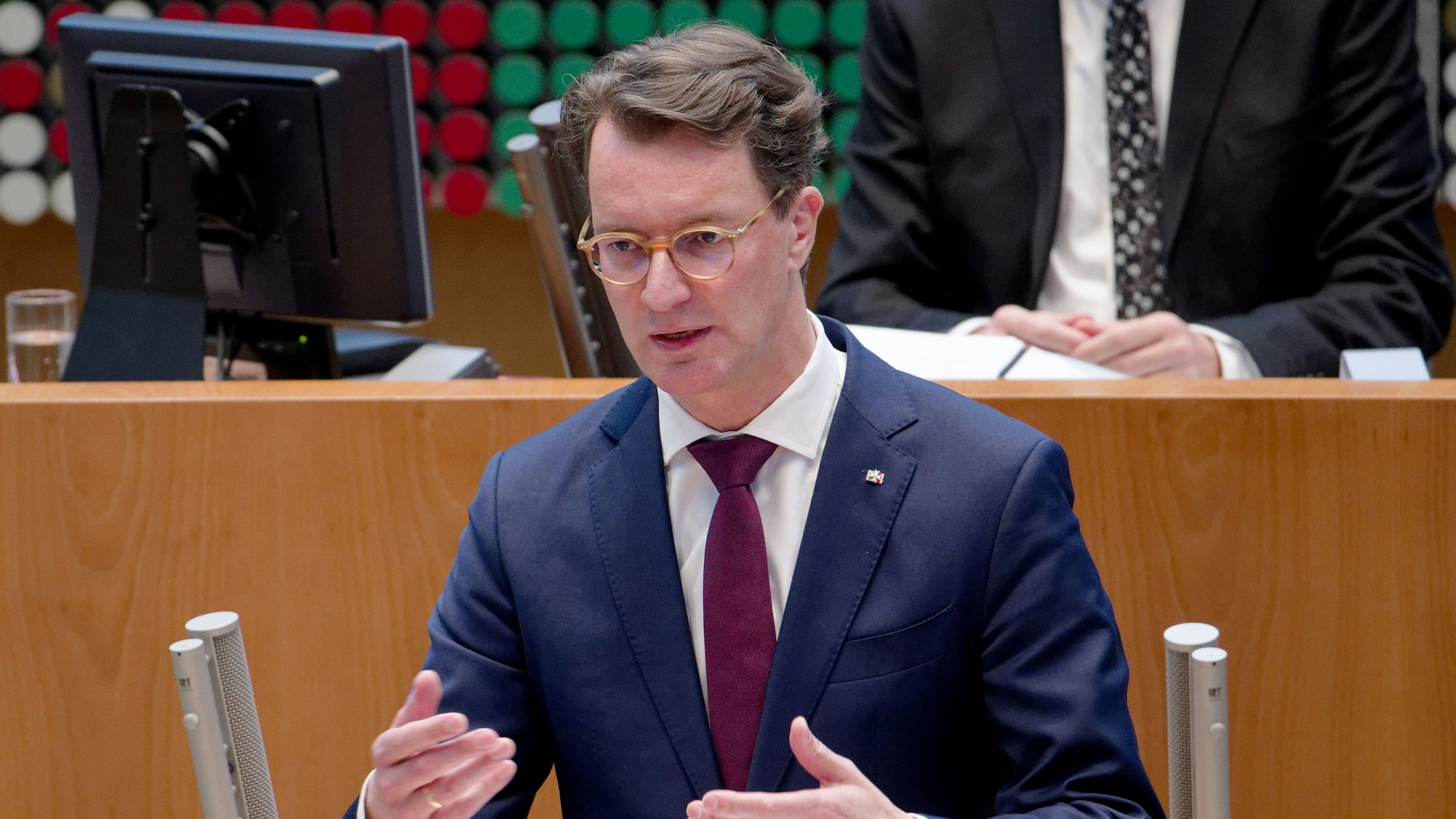 Hendrik Wüst (CDU), Ministerpräsident von Nordrhein-Westfalen, spricht bei der Plenarsitzung des Landtags von Nordrhein-Westfalen zur dritten Lesung des Haushaltsgesetzes für 2025.