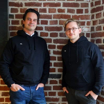 Christoph Baum und Toni Voebel (rechts), Gründer des Kölner Startups Manugy.
Die beiden entwickeln Fertigungsanlagen für Batterien.