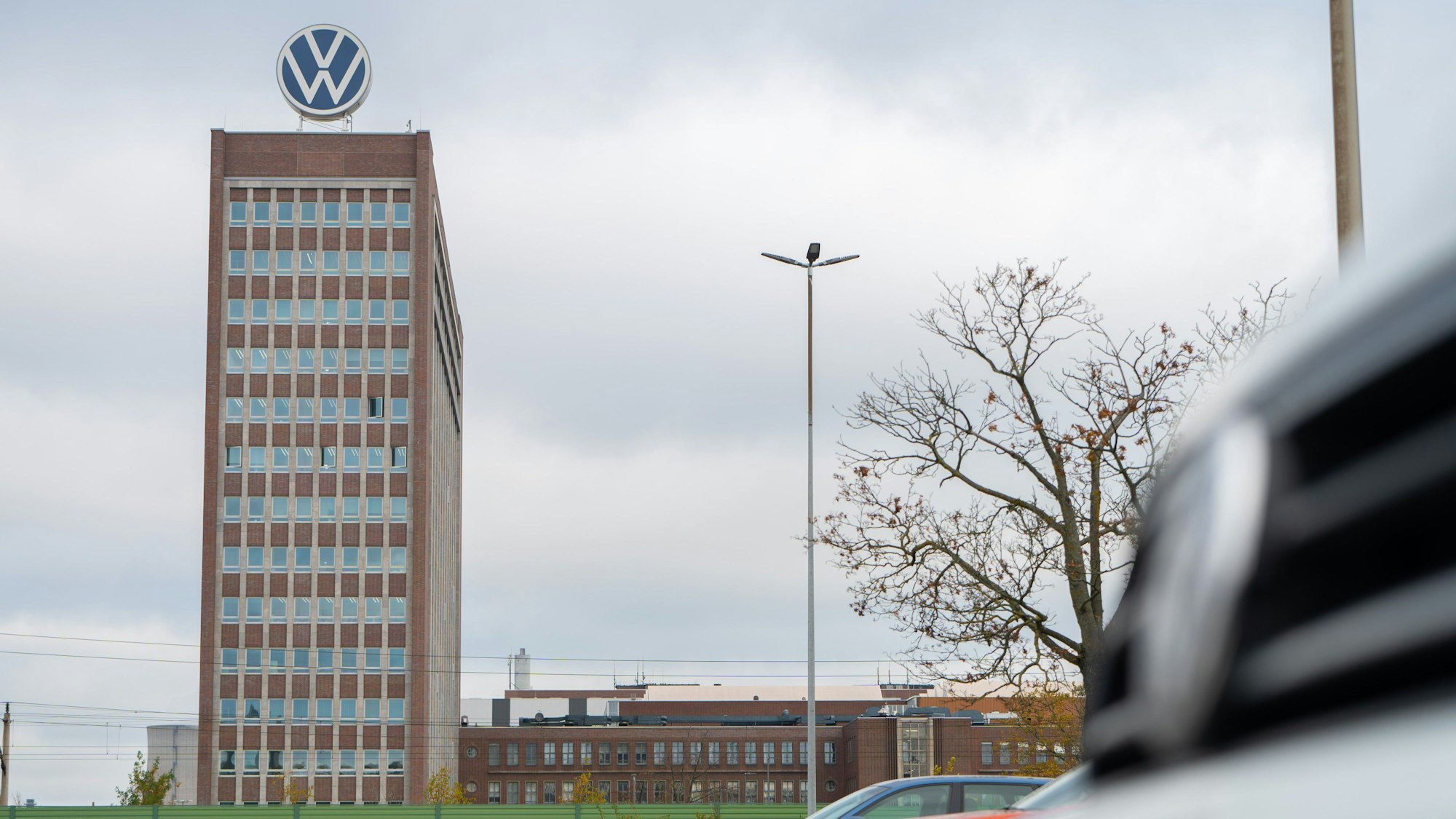 Das Markenhochhaus von Volkswagen auf dem Gelände des VW-Stammwerkes.