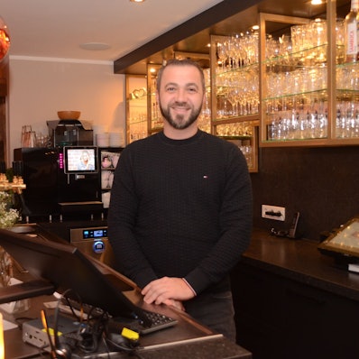 Sandin Smajlovic ist Eigentümer des Hotels Auszeit in Neunkirchen. „Mich trifft es jedes Jahr“, sagt er über den Dienst an Heiligabend.