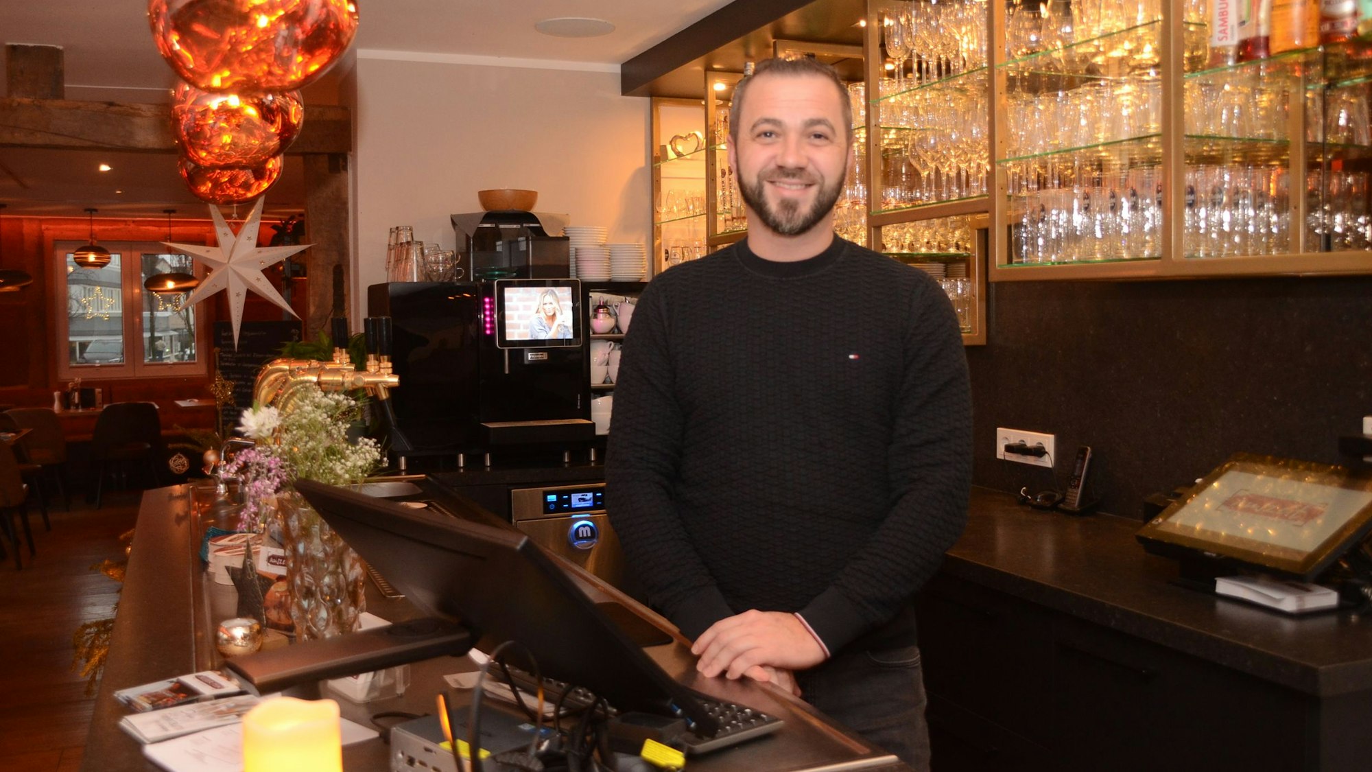 Sandin Smajlovic ist Eigentümer des Hotels Auszeit in Neunkirchen. „Mich trifft es jedes Jahr“, sagt er über den Dienst an Heiligabend.