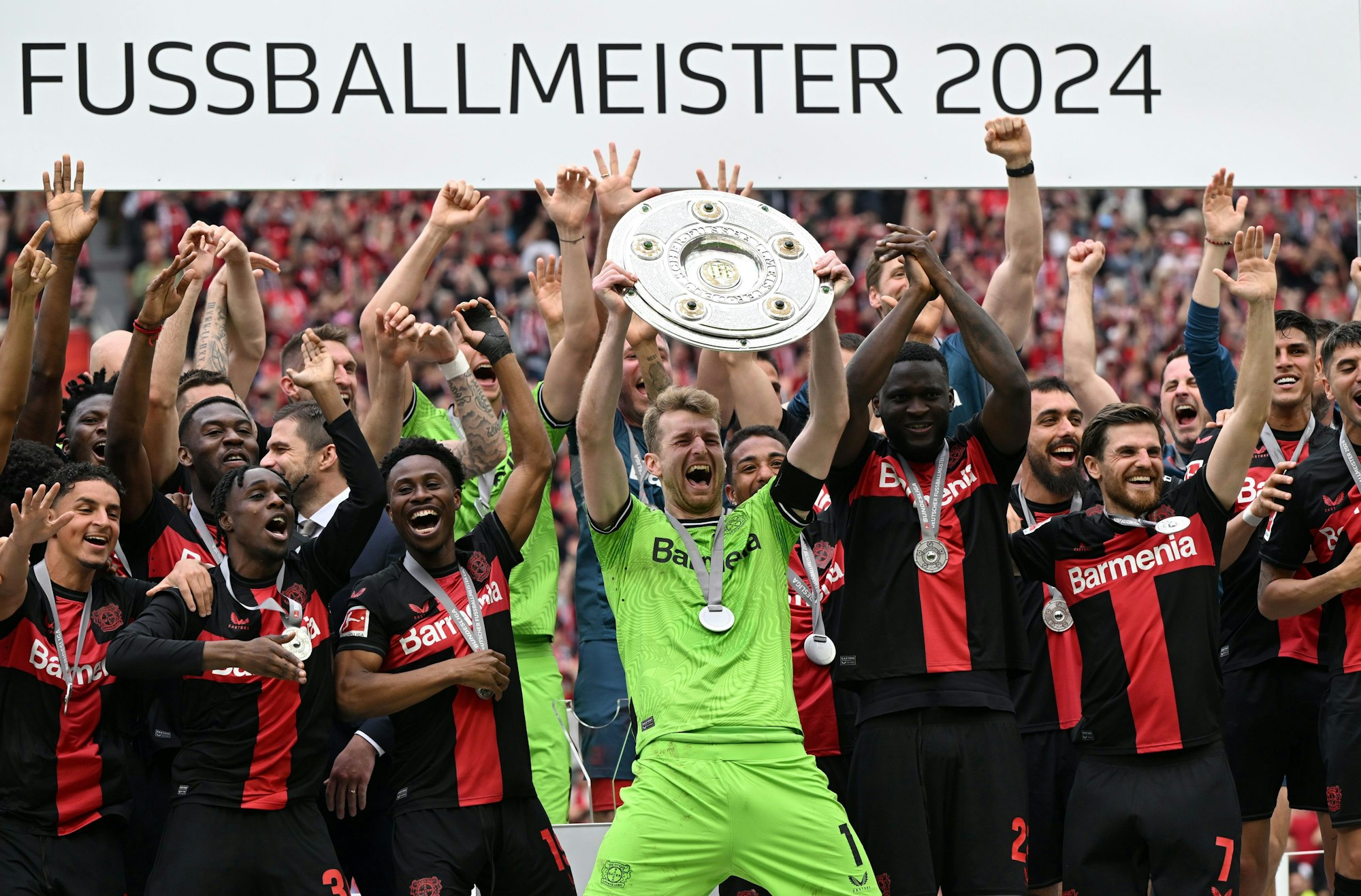 18.05.2024, Nordrhein-Westfalen, Leverkusen: Fußball, Bundesliga, Bayer Leverkusen - FC Augsburg, 34. Spieltag, BayArena, Leverkusens Torwart Lukas Hradecky (M) jubelt mit der Meisterschale. WICHTIGER HINWEIS: Gemäß den Vorgaben der DFL Deutsche Fußball Liga bzw. des DFB Deutscher Fußball-Bund ist es untersagt, in dem Stadion und/oder vom Spiel angefertigte Fotoaufnahmen in Form von Sequenzbildern und/oder videoähnlichen Fotostrecken zu verwerten bzw. verwerten zu lassen. +++ dpa-Bildfunk +++ Foto: Federico Gambarini/dpa - WICHTIGER HINWEIS: Gemäß den Vorgaben der DFL Deutsche Fußball Liga bzw. des DFB Deutscher Fußball-Bund ist es untersagt, in dem Stadion und/oder vom Spiel angefertigte Fotoaufnahmen in Form von Sequenzbildern und/oder videoähnlichen Fotostrecken zu verwerten bzw. verwerten zu lassen. +++ dpa-Bildfunk +++