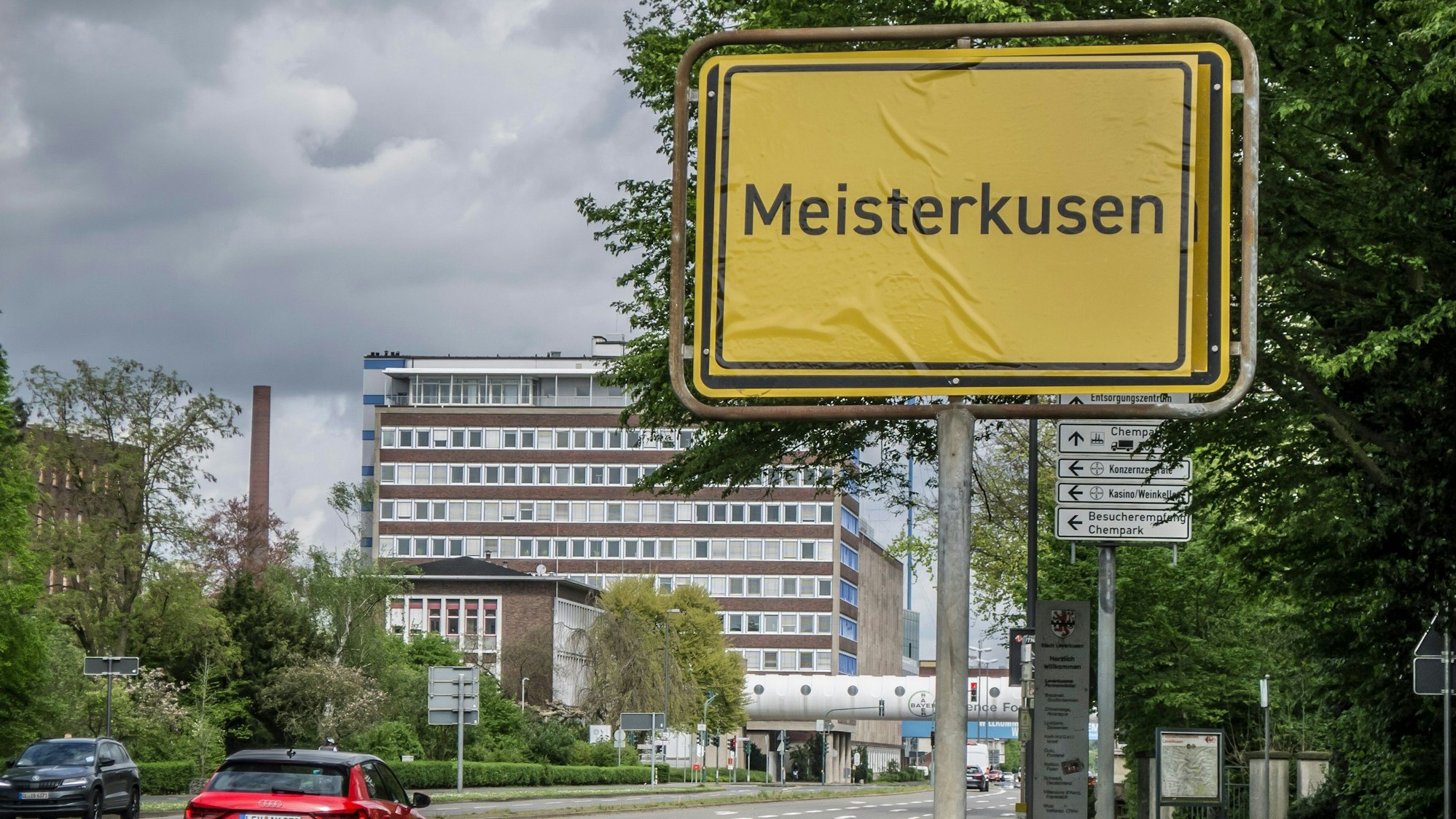 Nach dem Spiel haben unbekannte das Ortsschild Leverkusen an der B8 mit "Meisterkusen" überklebt. Von Köln kommend war es gut zu sehen. Hintergrund: Das Bayerwerk. Foto: Ralf Krieger