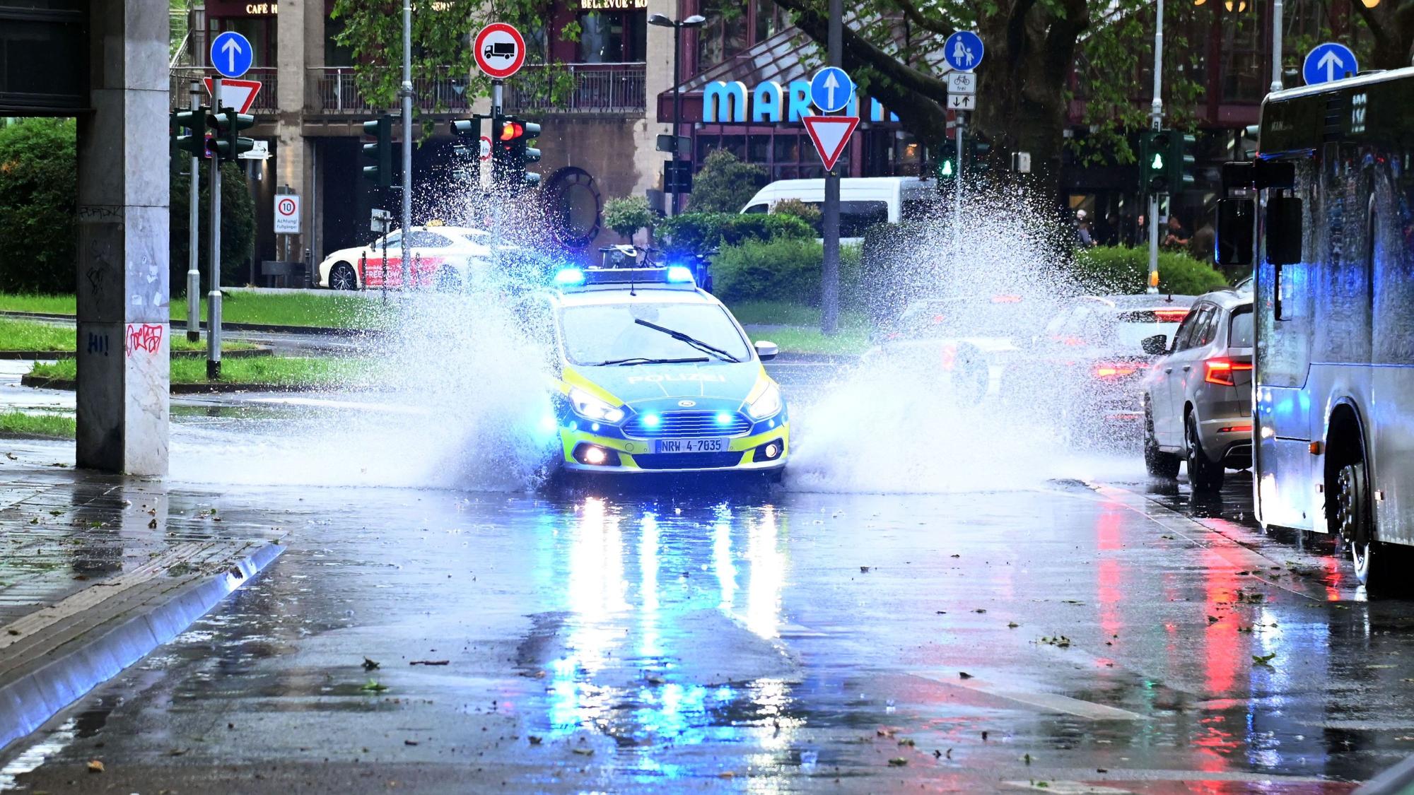 Auf der Straße Vor St. Martin hat sich eine Menge Wasser angesammelt.