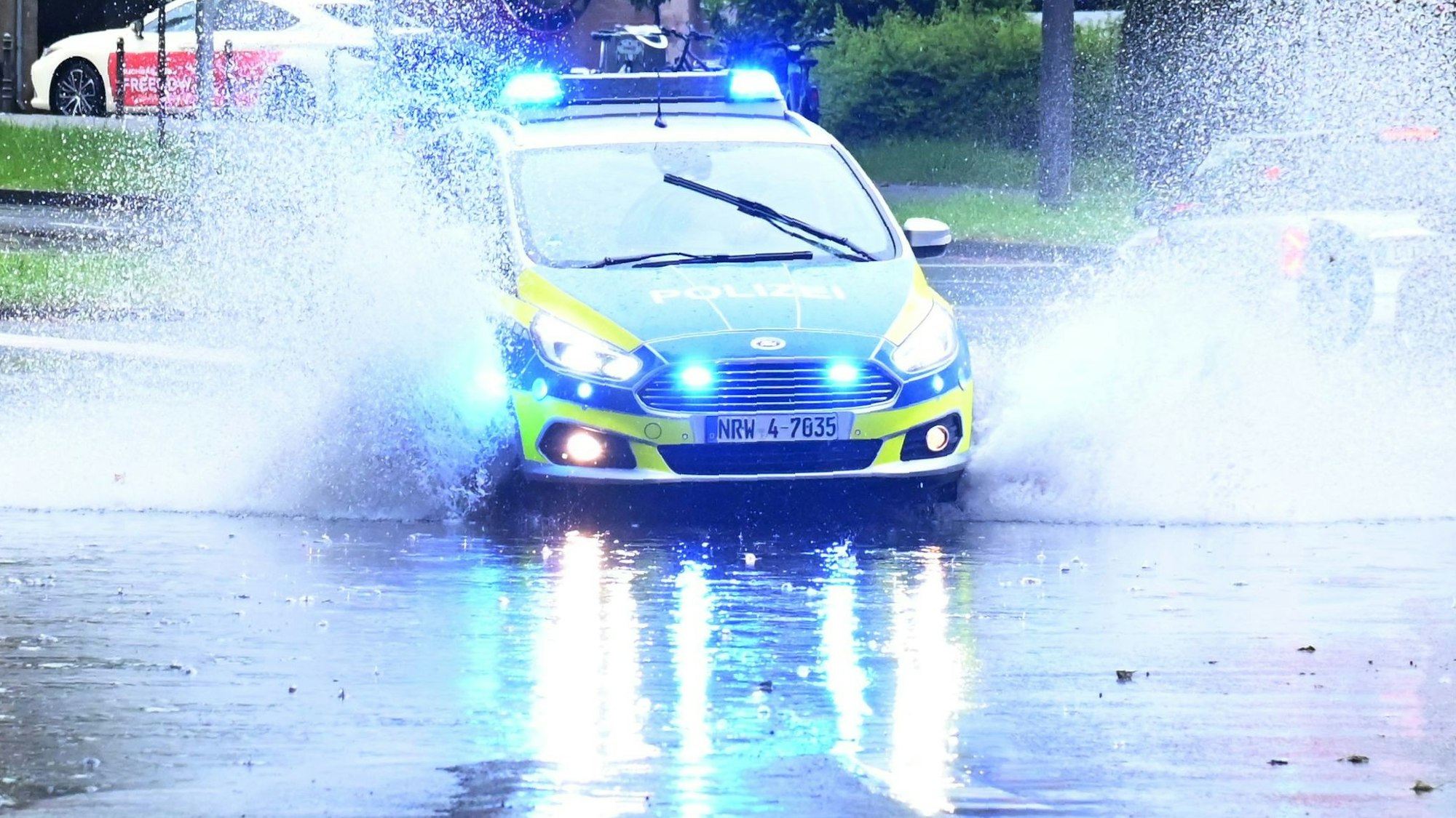 Die Polizei nimmt einen 21-jährigen Tatverdächtigen fest. (Symbolbild)