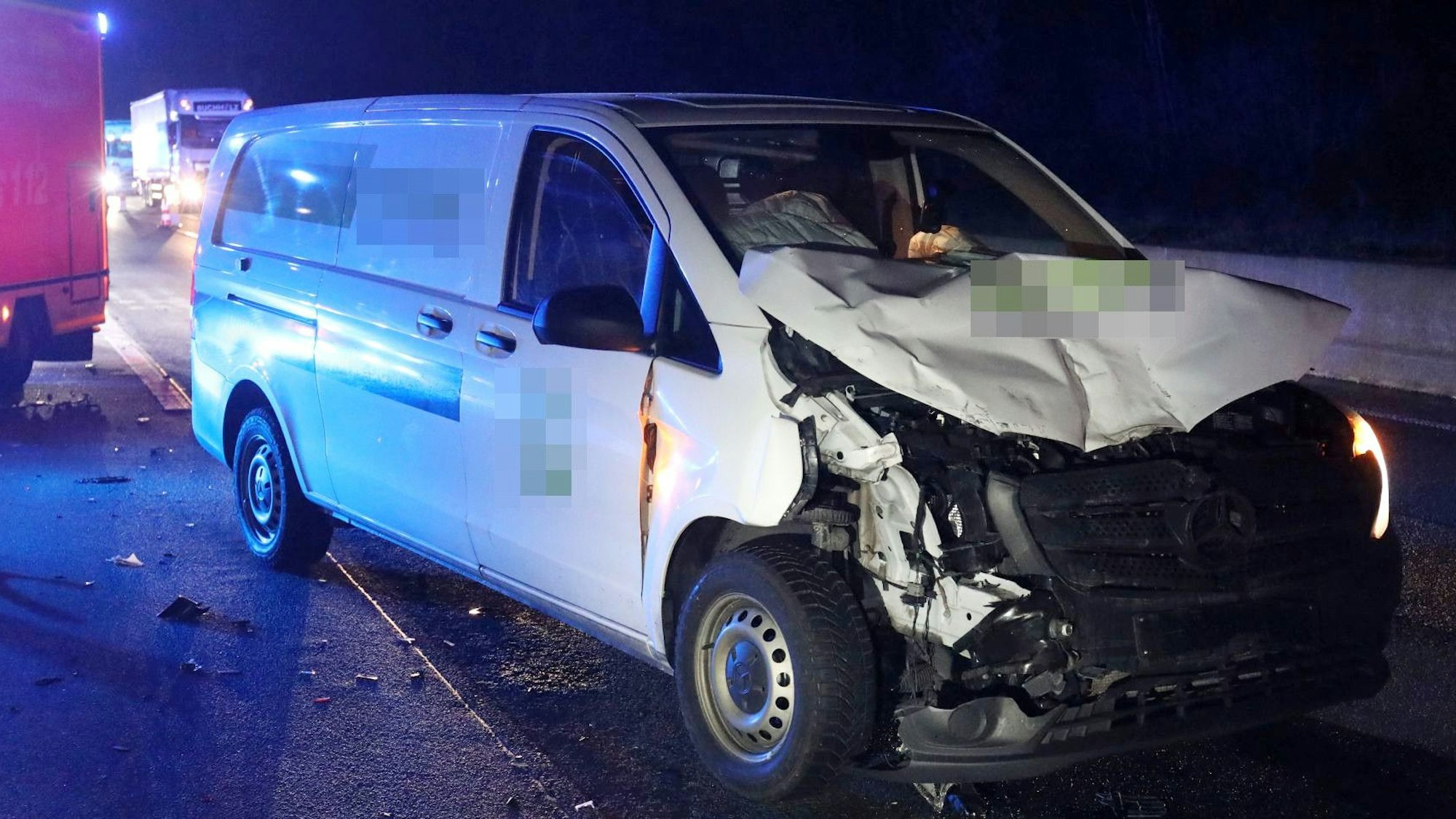 Ein weißer Kleinlaster mit stark deformierter Front.