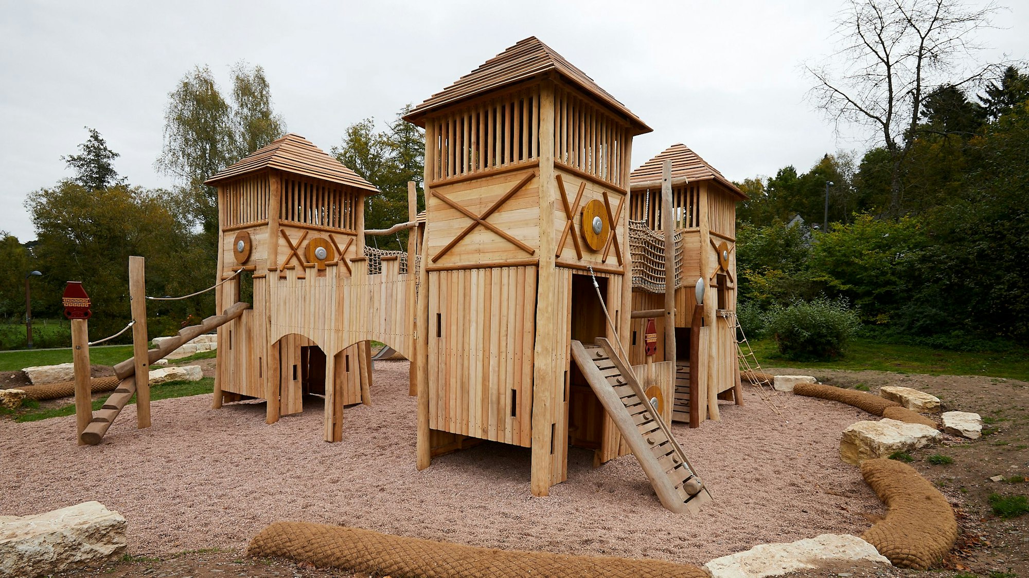 Fertiggestellt werden konnte das Spielkastell auf Pfaffenbenden in Nettersheim, das über das Programm "Fitnessstudio Natur" finanziert wurde.