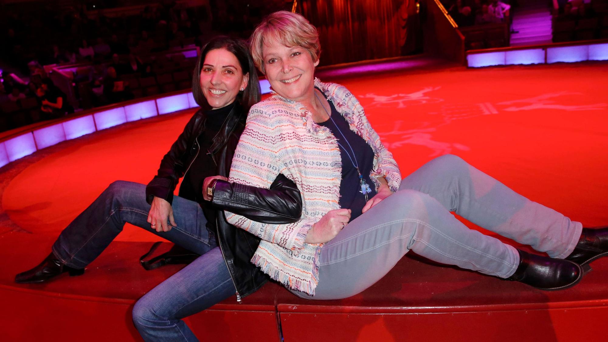 Ramona Leiß mit ihrer Ehefrau bei einem Auftritt.