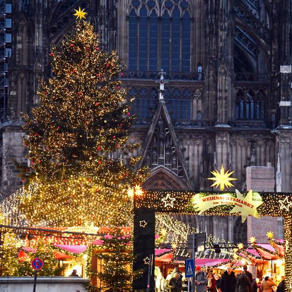 Weihnachtsmarkt auf dem Roncalliplatz am Dom in Köln.