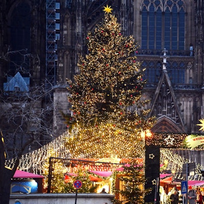 Weihnachtsmarkt auf dem Roncalliplatz am Dom in Köln.