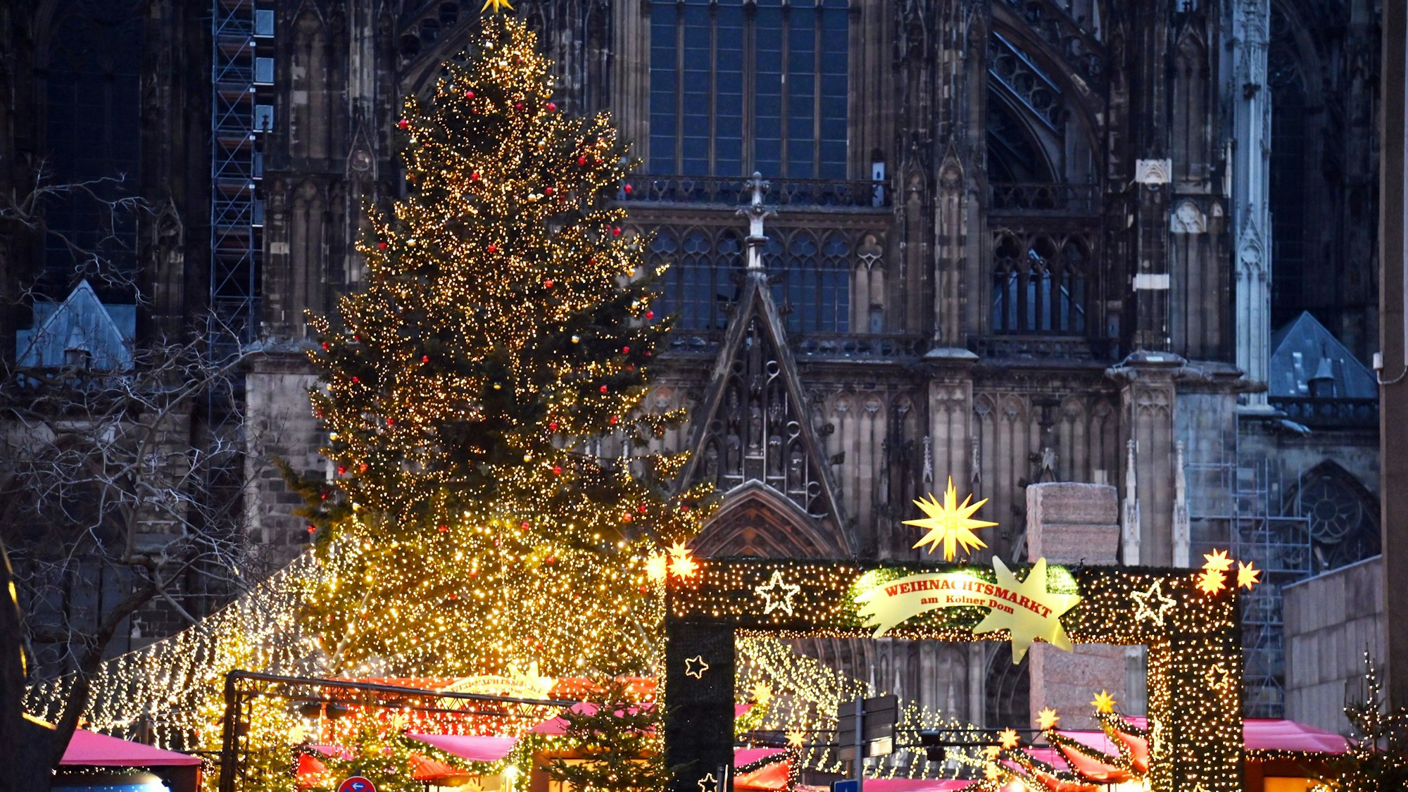 Weihnachtsmarkt auf dem Roncalliplatz am Dom in Köln.