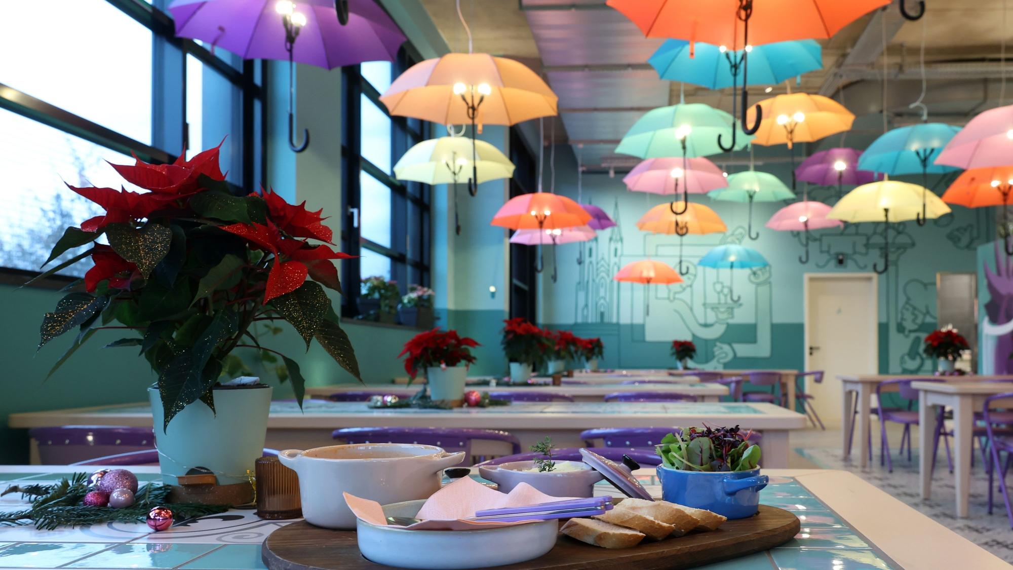 Die Lampen tragen bunte Regenschirme.