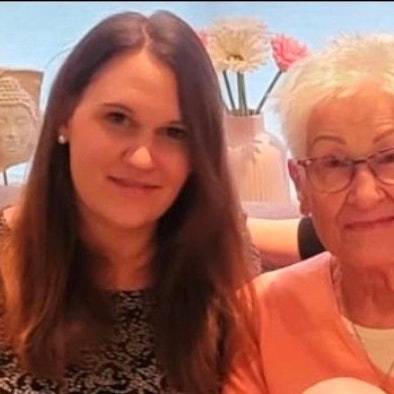 Katharina Sellin mit ihrer Großmutter Magdalena