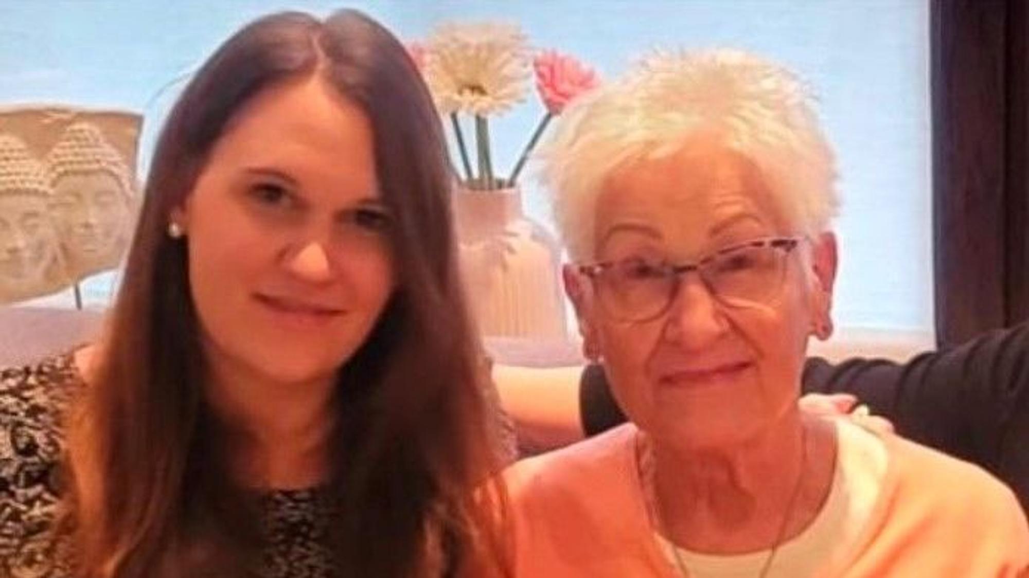 Katharina Sellin mit ihrer Großmutter Magdalena