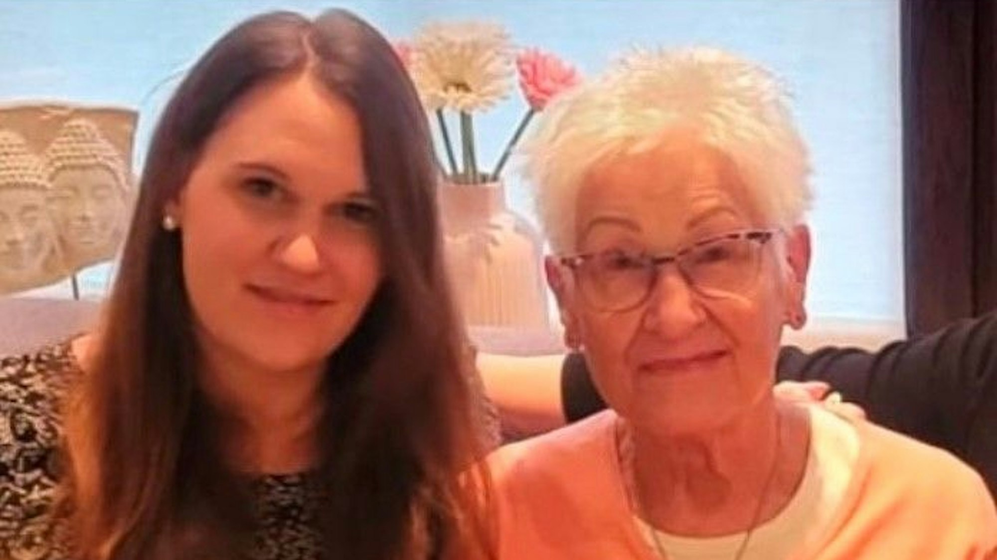Katharina Sellin mit ihrer Großmutter Magdalena