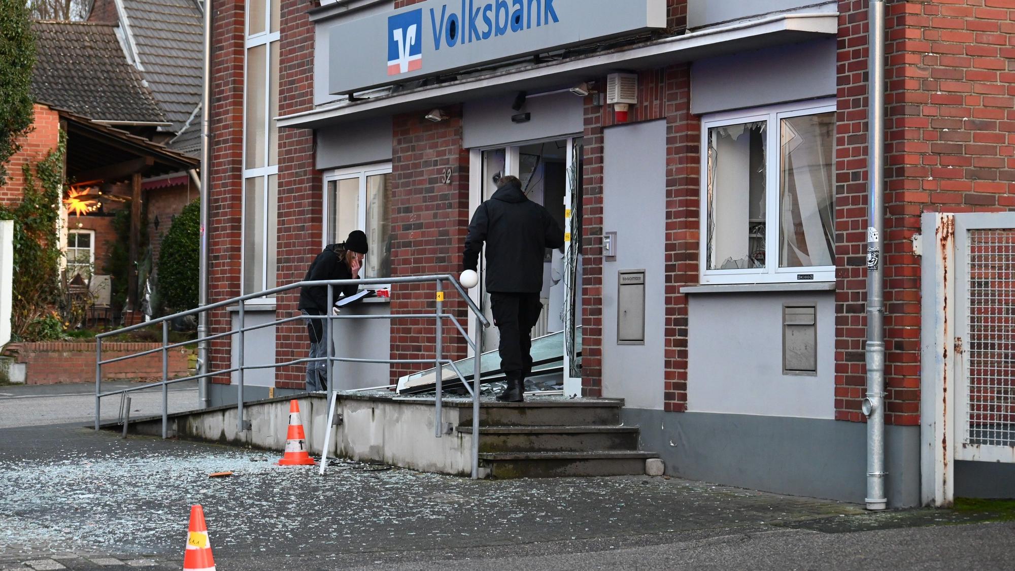 Ermittler sichern Spuren an der Volksbank, in der ein Geldautomat gesprengt worden ist.