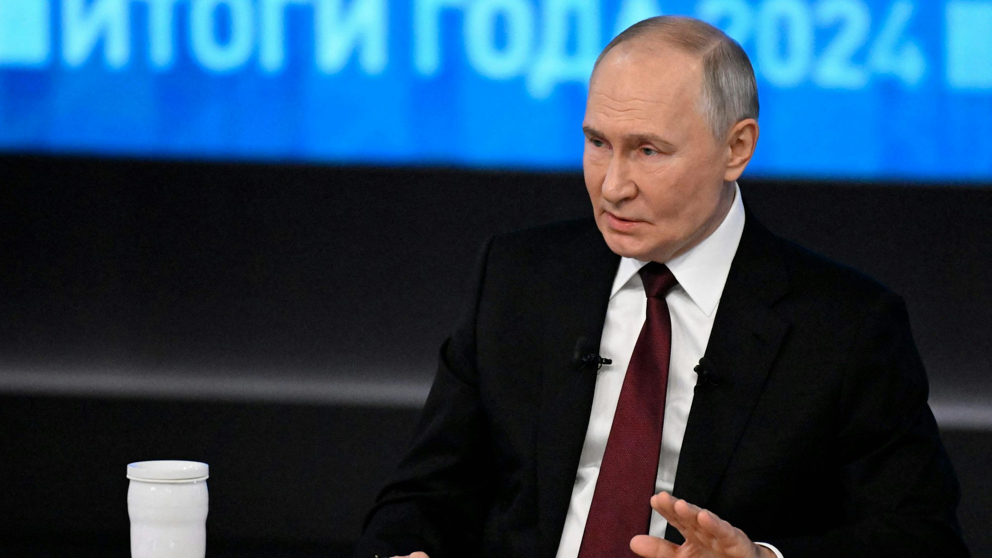 Wladimir Putin im TV-Studio in Moskau.