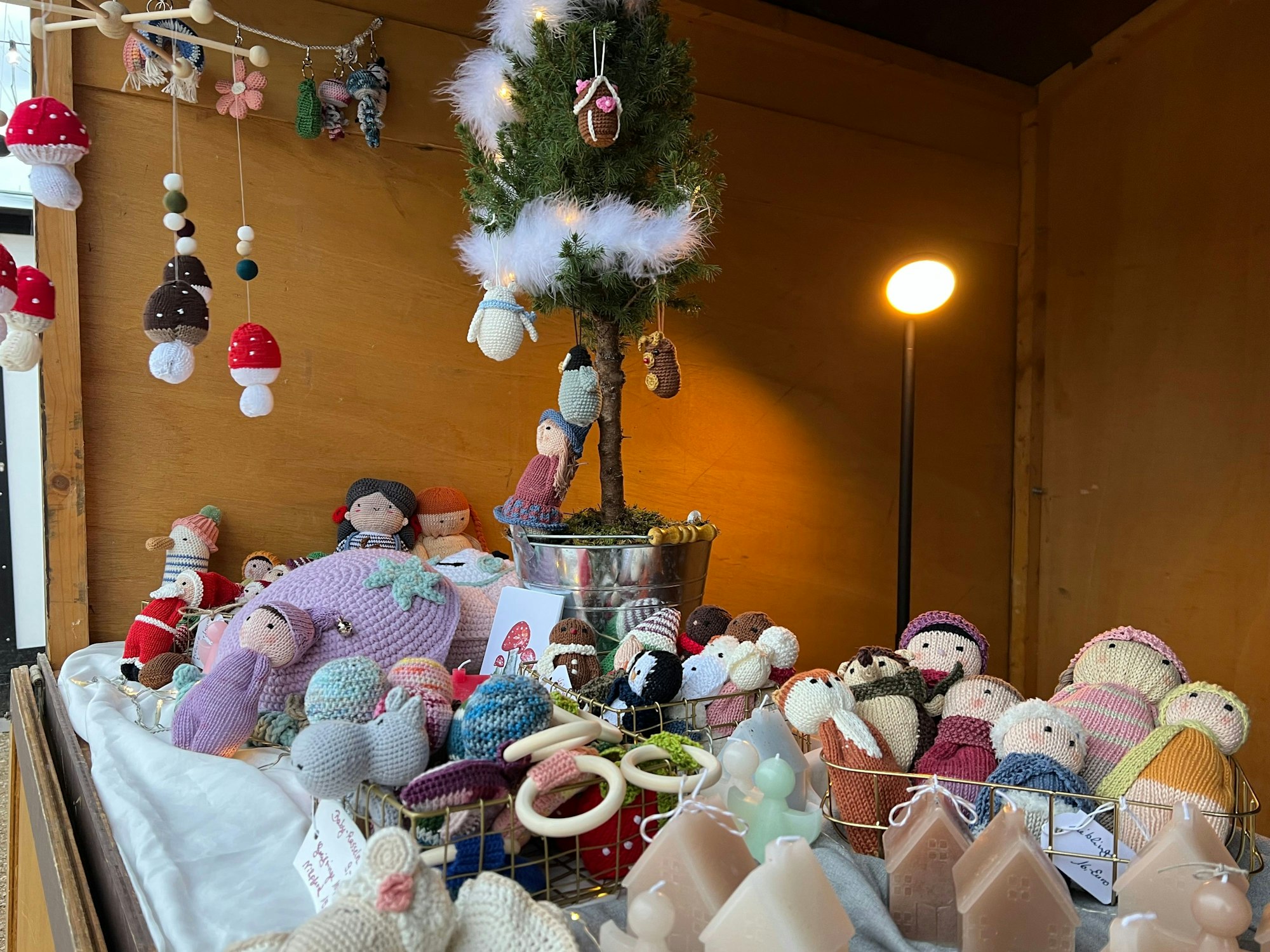 Karten, Kerzen, Backwaren und Strickartikel gibt es bei Sonja Bobach.