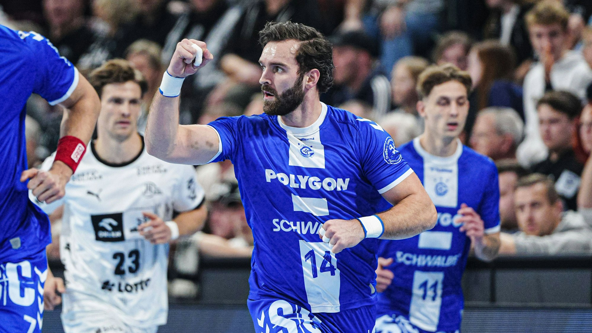 Teitur Einarsson jubelt über seinen Treffer.