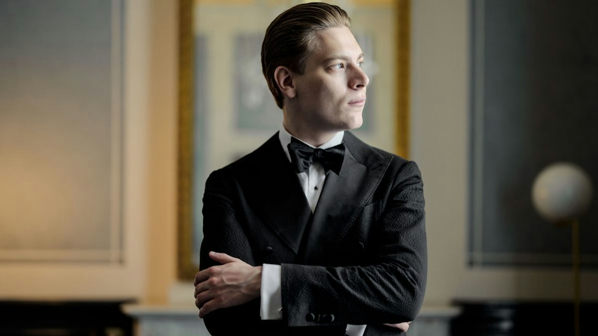 Ein Mann trägt einen schwarzen Smoking und blickt nach links. (Archivbild)