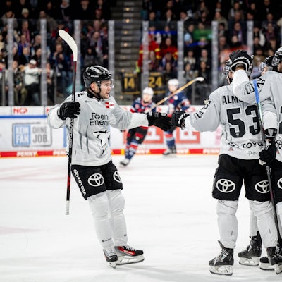 Die Kölner Haie wollen an den jüngsten Erfolg anknüpfen. Sportdirektor Matthias Baldys sucht nach Verstärkungen für den KEC. (Symbolbild)