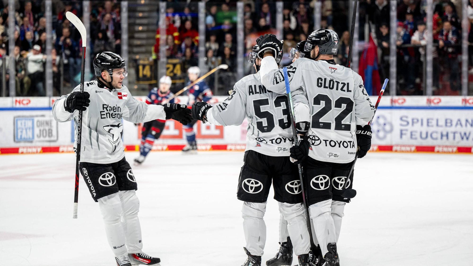 Die Kölner Haie wollen an den jüngsten Erfolg anknüpfen. Sportdirektor Matthias Baldys sucht nach Verstärkungen für den KEC. (Symbolbild)