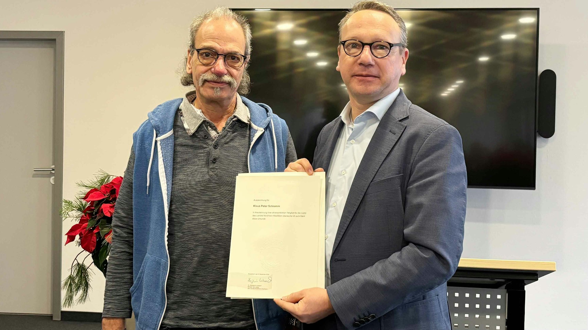 Klaus Peter Schramm und Minister Benjamin Limbach.