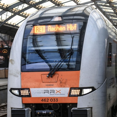 26.11.2024, Nordrhein-Westfalen, Köln: Ein Regionalexpress nach Aachen steht im Hauptbahnhof. Vier Tage nach dem Güterzug-Unfall bei Kerpen fahren wieder Regionalzüge auf der Strecke zwischen Köln und Aachen. Foto: Oliver Berg/dpa +++ dpa-Bildfunk +++