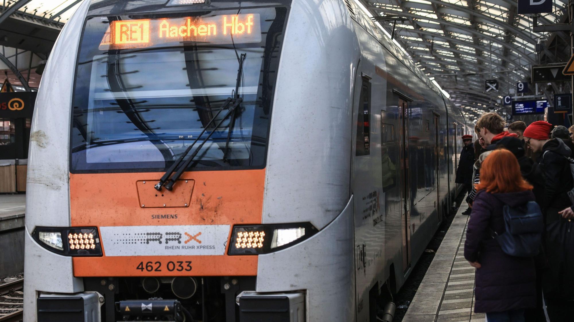 26.11.2024, Nordrhein-Westfalen, Köln: Ein Regionalexpress nach Aachen steht im Hauptbahnhof. Vier Tage nach dem Güterzug-Unfall bei Kerpen fahren wieder Regionalzüge auf der Strecke zwischen Köln und Aachen. Foto: Oliver Berg/dpa +++ dpa-Bildfunk +++