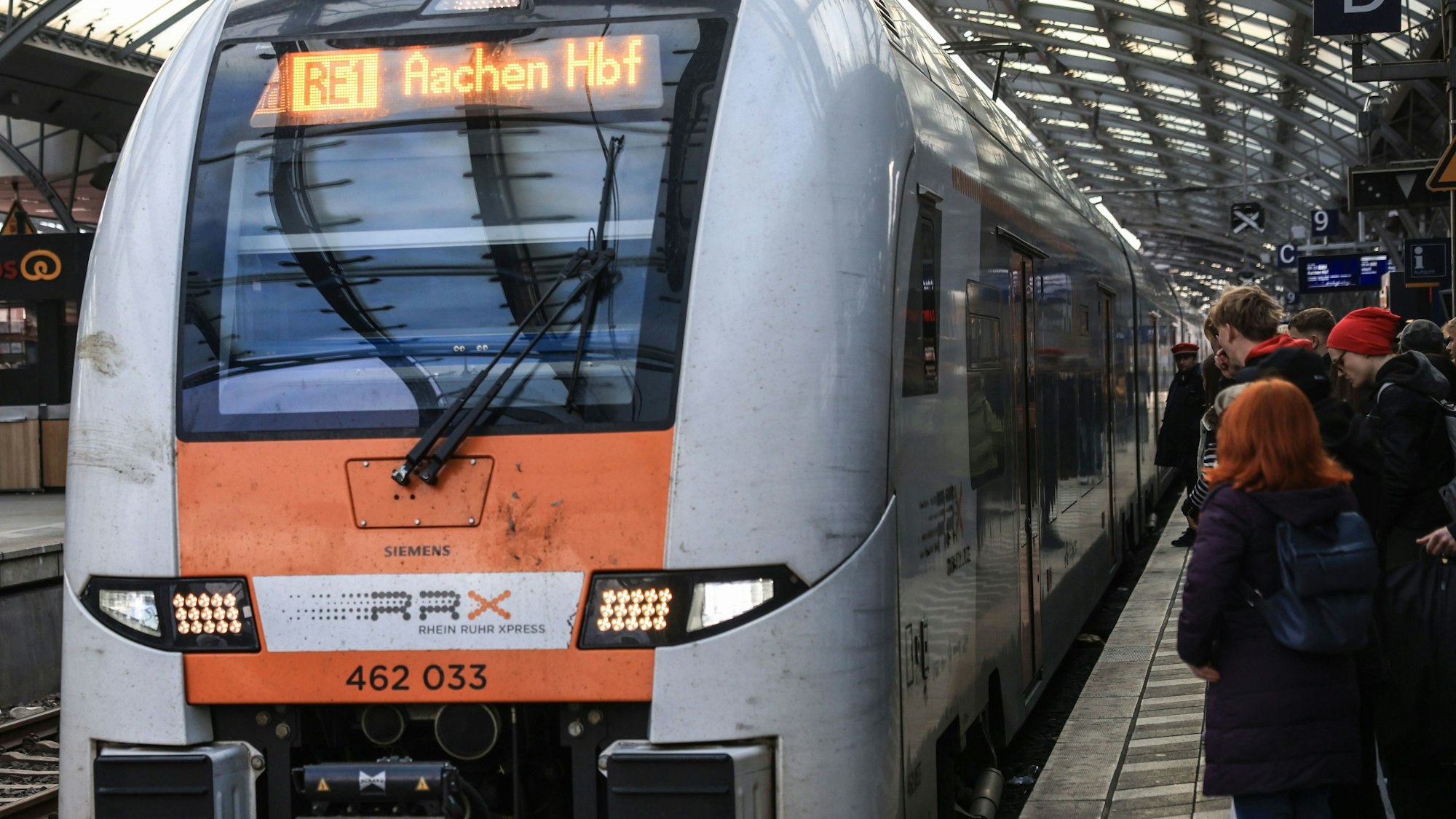 26.11.2024, Nordrhein-Westfalen, Köln: Ein Regionalexpress nach Aachen steht im Hauptbahnhof. Vier Tage nach dem Güterzug-Unfall bei Kerpen fahren wieder Regionalzüge auf der Strecke zwischen Köln und Aachen. Foto: Oliver Berg/dpa +++ dpa-Bildfunk +++