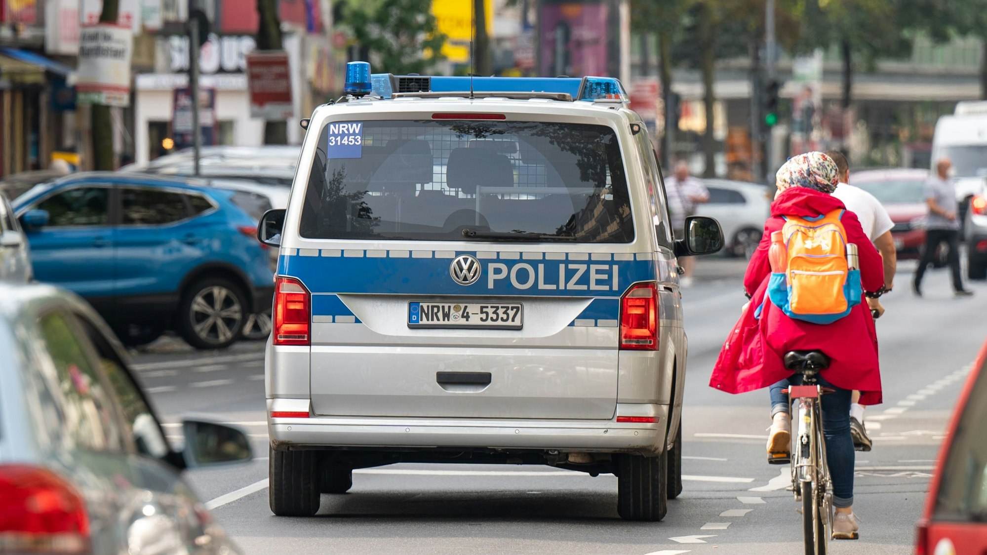 Polizeiauto auf der Kalker Hauptstraße.