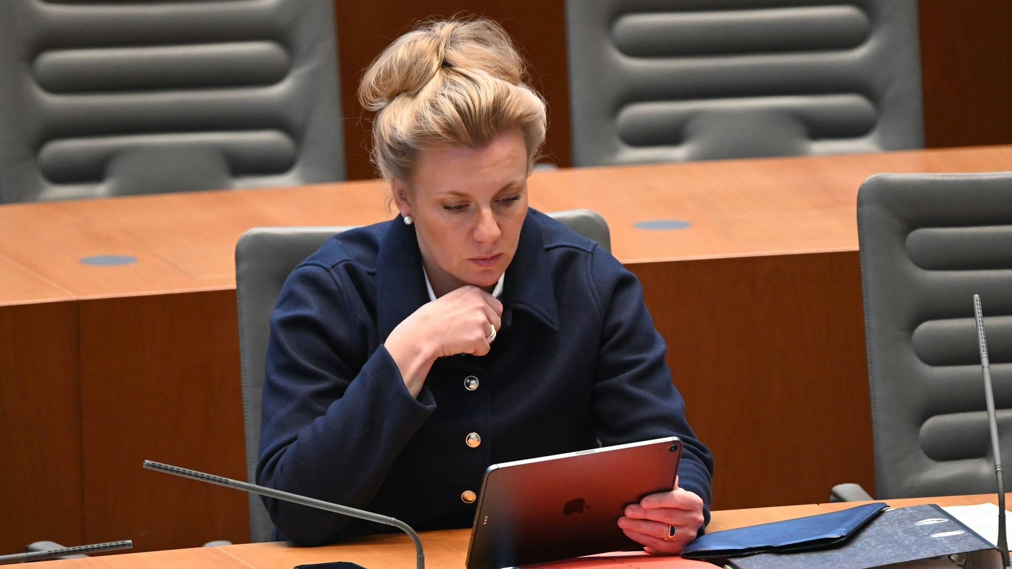 Ina BRANDES, Ministerin fuer Kultur und Wissenschaft des Landes Nordrhein-Westfalen, bei einer Sitzung im Landtag.