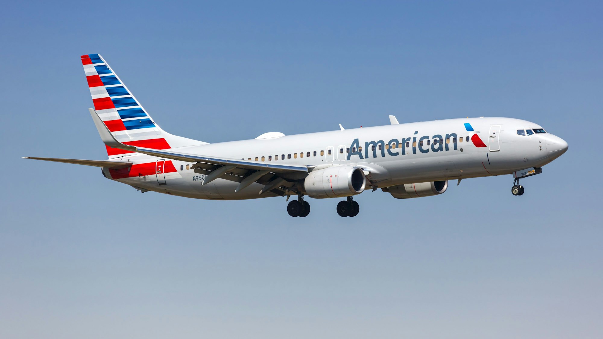 Eine Boeing 737 von American Airlines in der Luft.