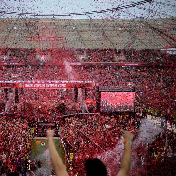 Feature, Konfetti in der BayArena mit jubelnden Fans, doublesieger unterm kreuz, Uebersicht Fussball - Coming Home - Double Feier Bayer 04 Leverkusen LEV, am 26.05.2024 in Leverkusen/ Deutschland. Â *** Feature, confetti in the BayArena with cheering fans, doublesieger unterm kreuz, Uebersicht Fussball Coming Home Double Feier Bayer 04 Leverkusen LEV , am 26 05 2024 in Leverkusen Germany Â