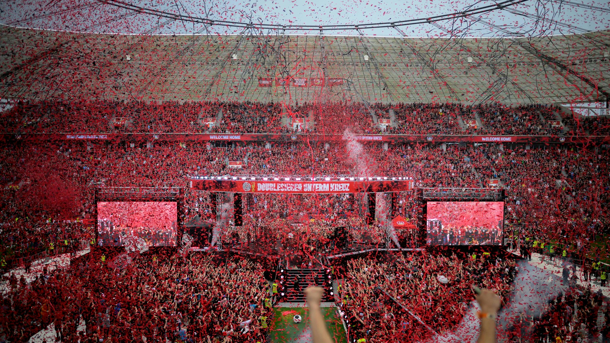 Feature, Konfetti in der BayArena mit jubelnden Fans, doublesieger unterm kreuz, Uebersicht Fussball - Coming Home - Double Feier Bayer 04 Leverkusen LEV, am 26.05.2024 in Leverkusen/ Deutschland. Â *** Feature, confetti in the BayArena with cheering fans, doublesieger unterm kreuz, Uebersicht Fussball Coming Home Double Feier Bayer 04 Leverkusen LEV , am 26 05 2024 in Leverkusen Germany Â