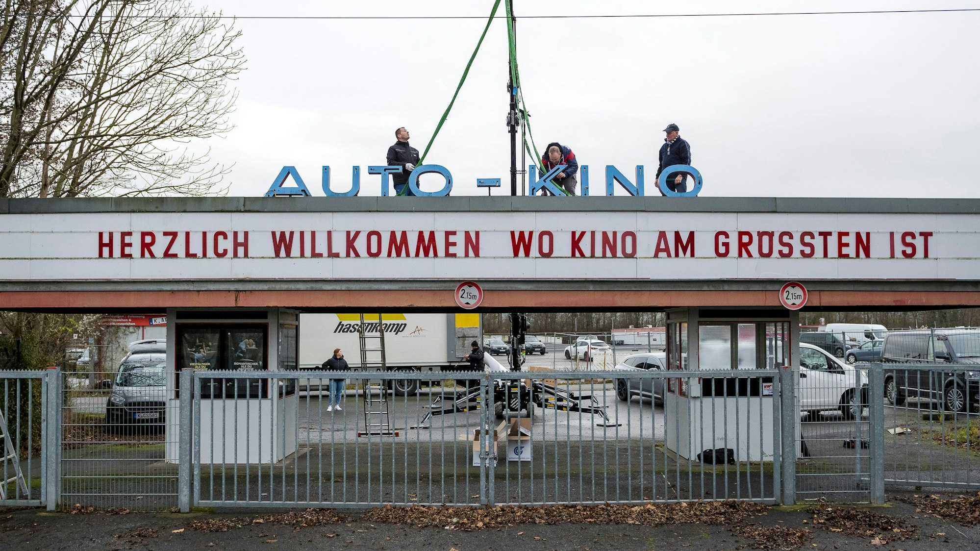 Der Schriftzug wird abmontiert.