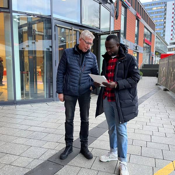 Bruno Hentschel (l.) und Sekou Sidibe nach dem Termin: Bis zum 27. Januar soll der angehende Dachdeckergeselle seinen neuen Pass vorlegen.