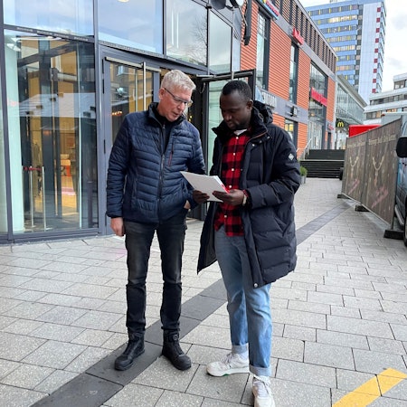 Bruno Hentschel (l.) und Sekou Sidibe nach dem Termin: Bis zum 27. Januar soll der angehende Dachdeckergeselle seinen neuen Pass vorlegen.