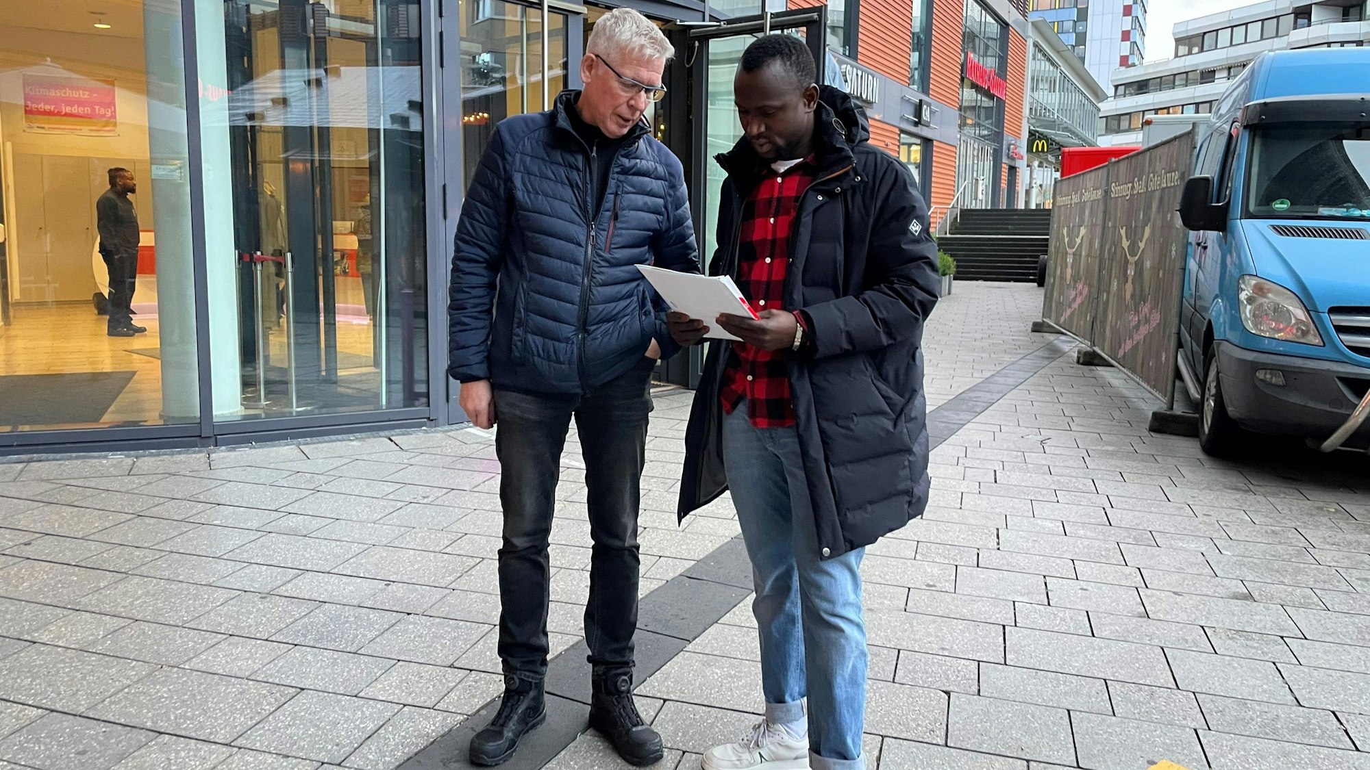 Bruno Hentschel (l.) und Sekou Sidibe nach dem Termin: Bis zum 27. Januar soll der angehende Dachdeckergeselle seinen neuen Pass vorlegen.
